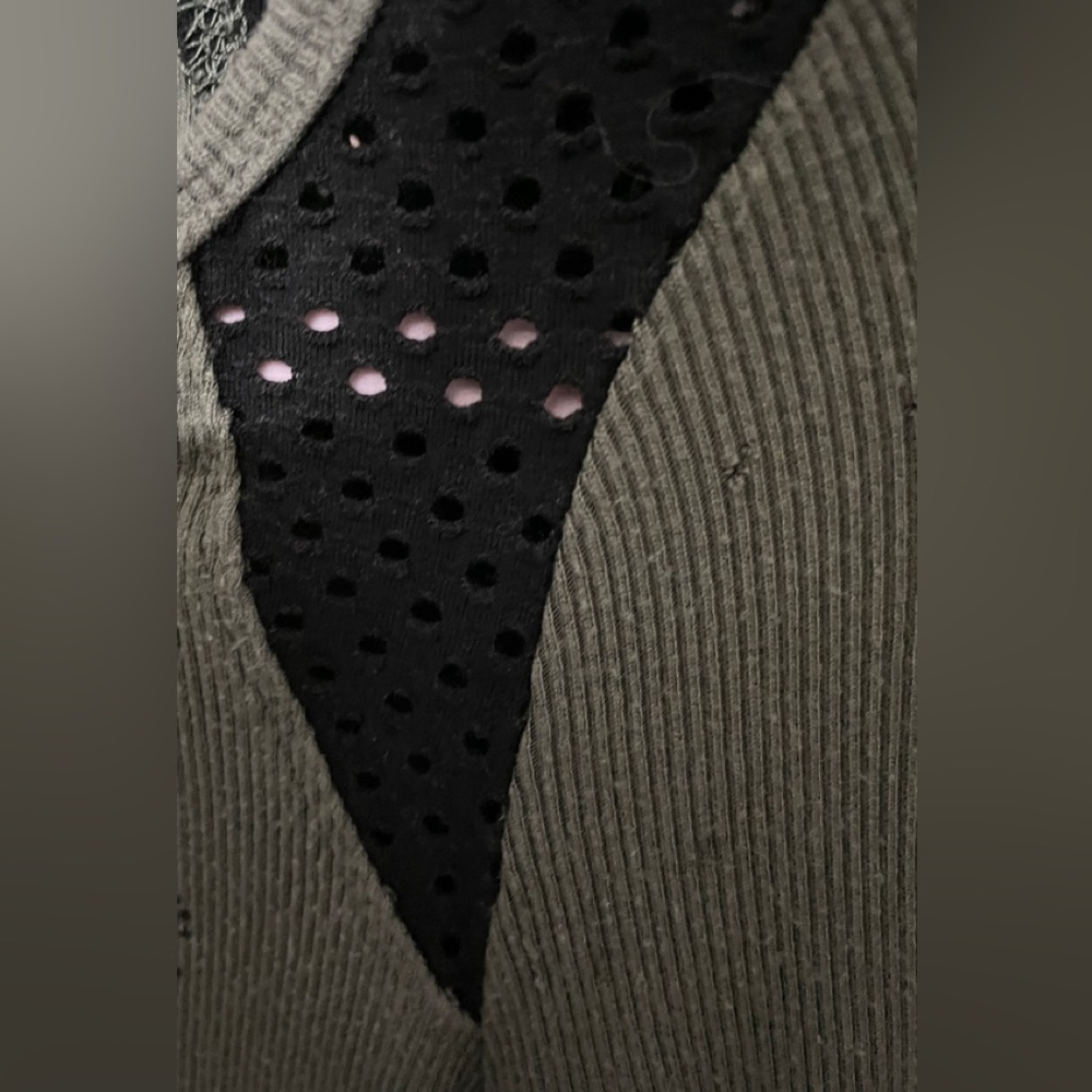 Bebe Vintage(?) beautifully cut top - Picture 5 of 8